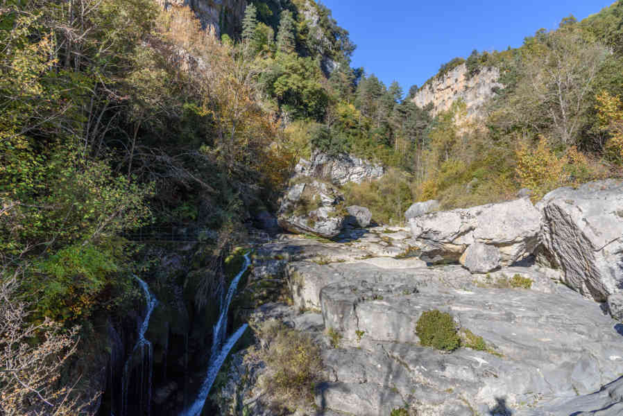 Huesca - parque nacional de Ordesa y Monte Perdido - valle de Añisclo 33 - cañon de Añisclo - cascada de Aso.jpg
